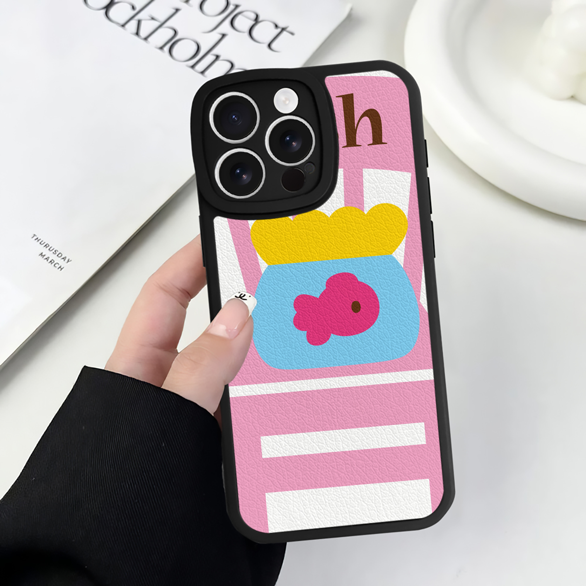 （画像用） Hello Kitty ハローキティ 【iPhone 16シリーズ対応】シリコンスマホケース（レザー調） 材質：シリコン